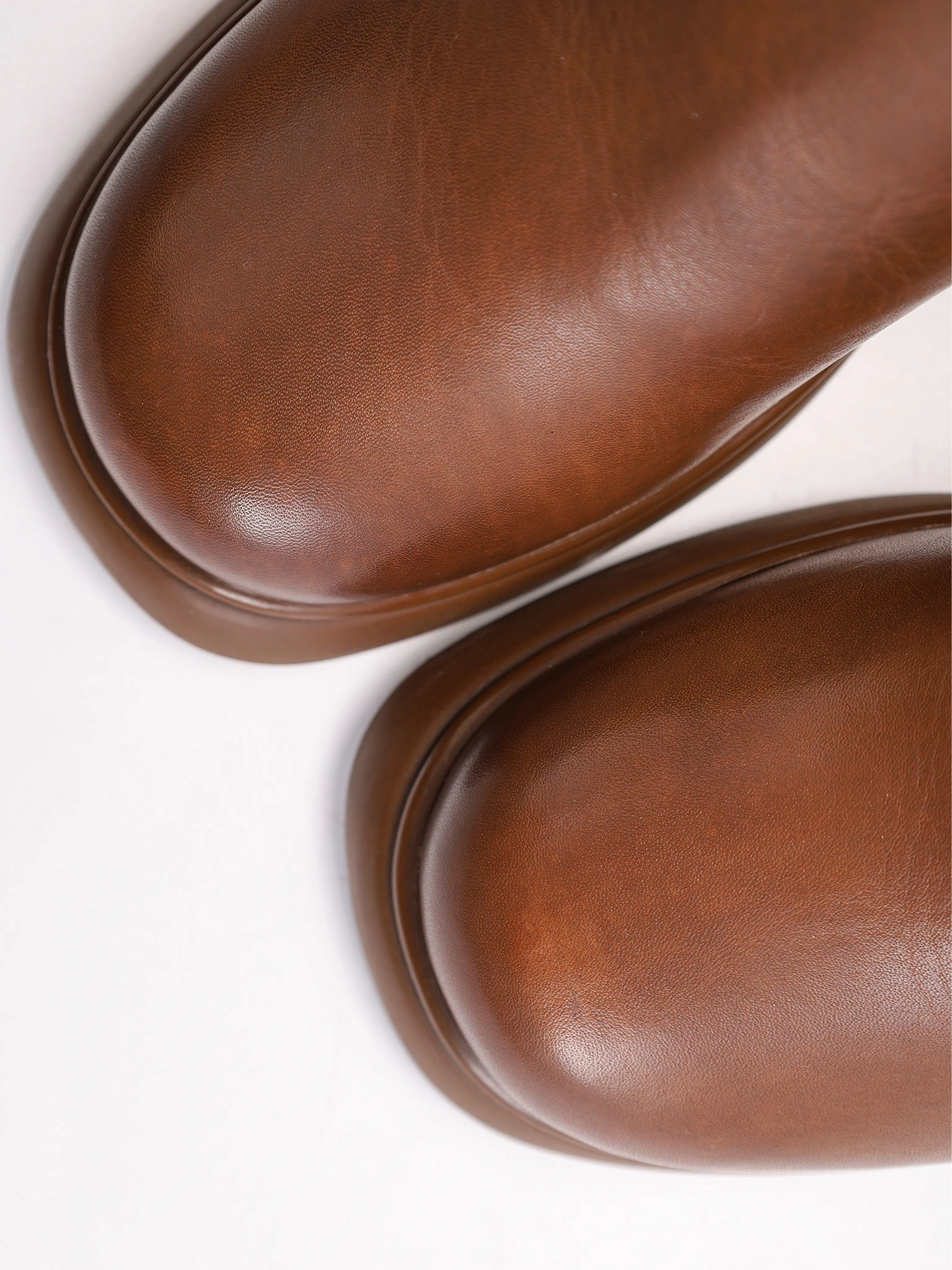 Ботинки рыжего цвета на высоком широком каблуке